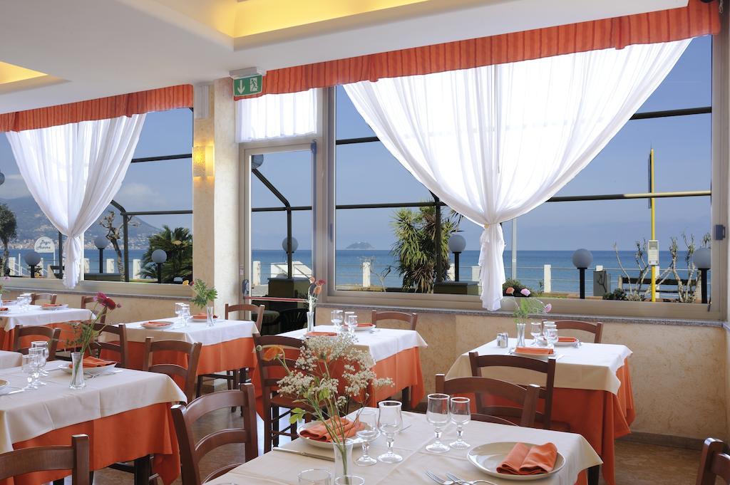 Hotel Delfino Laigueglia Eksteriør billede