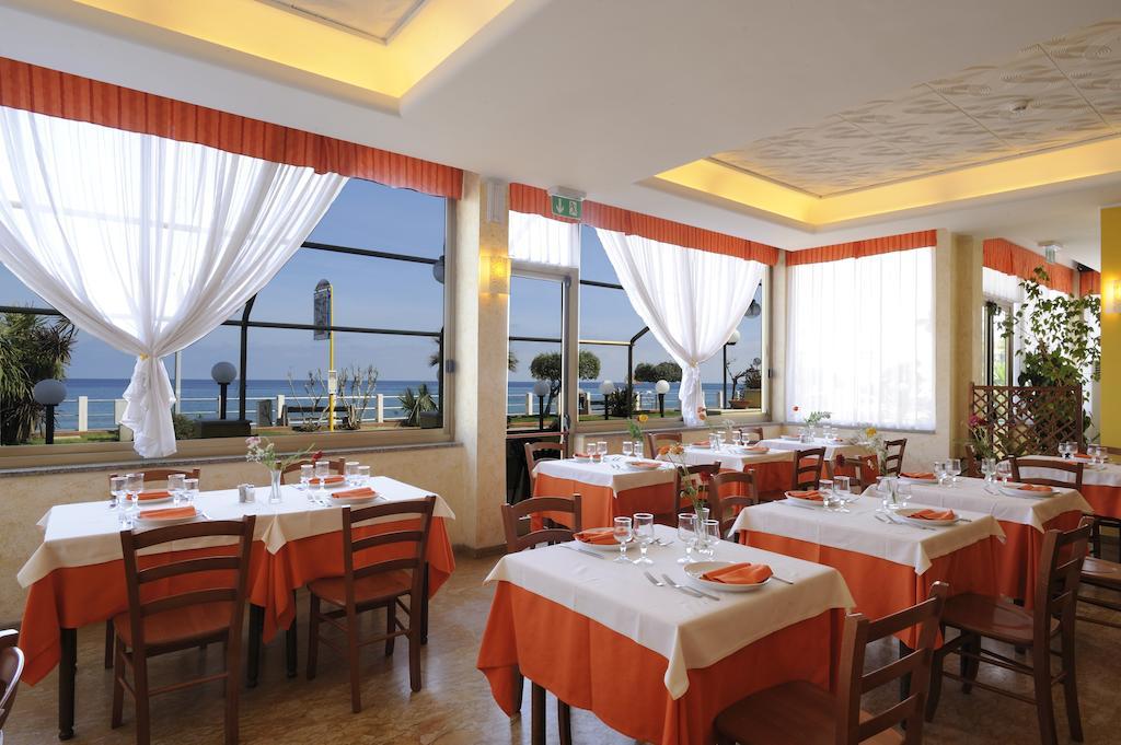 Hotel Delfino Laigueglia Eksteriør billede