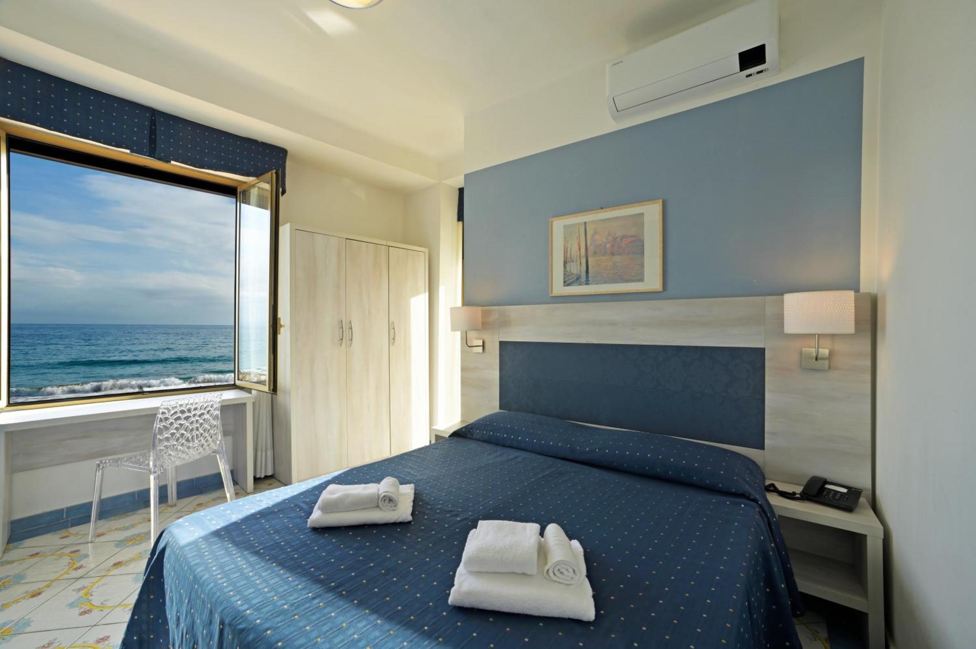 Hotel Delfino Laigueglia Eksteriør billede
