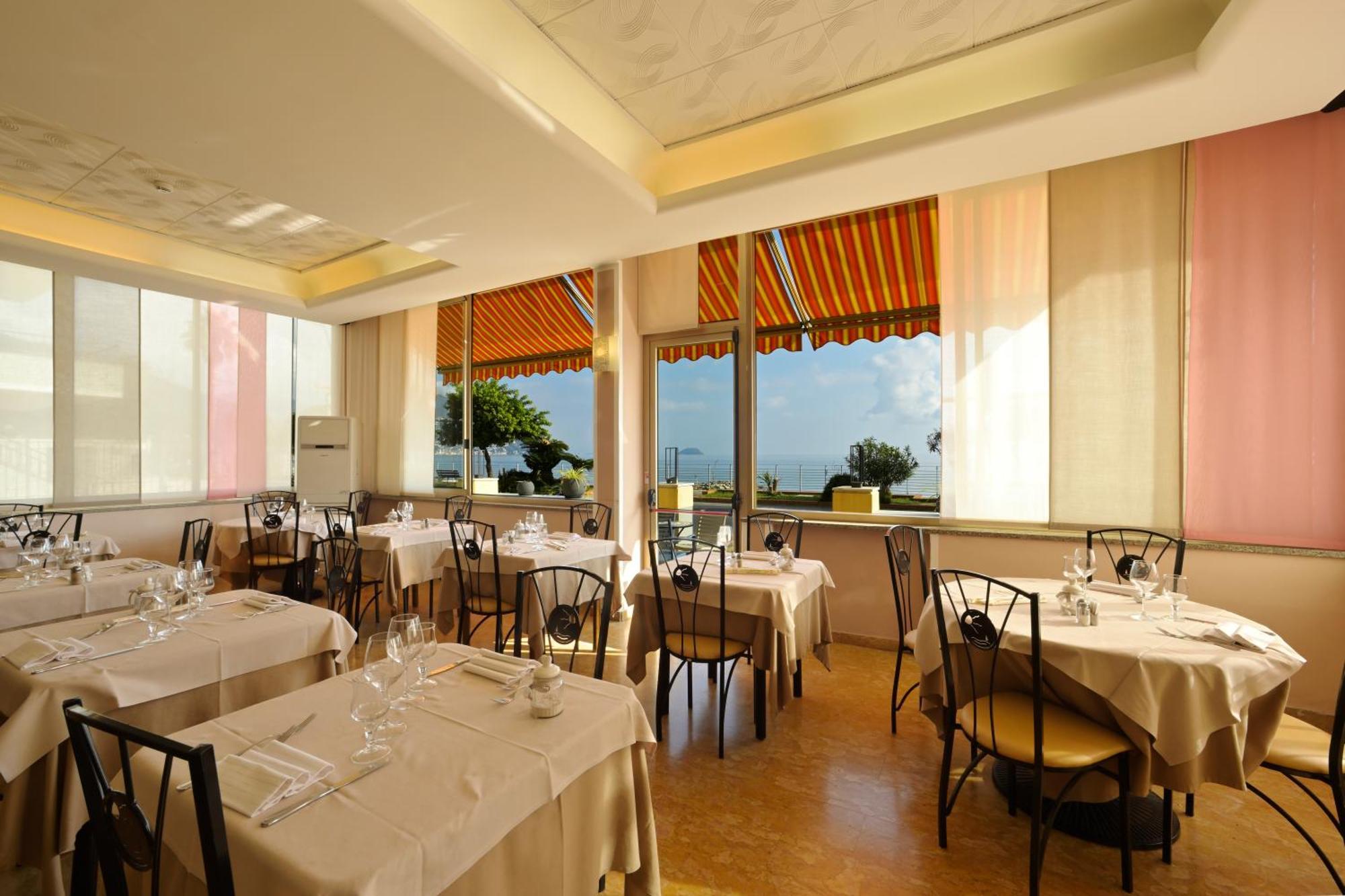 Hotel Delfino Laigueglia Eksteriør billede