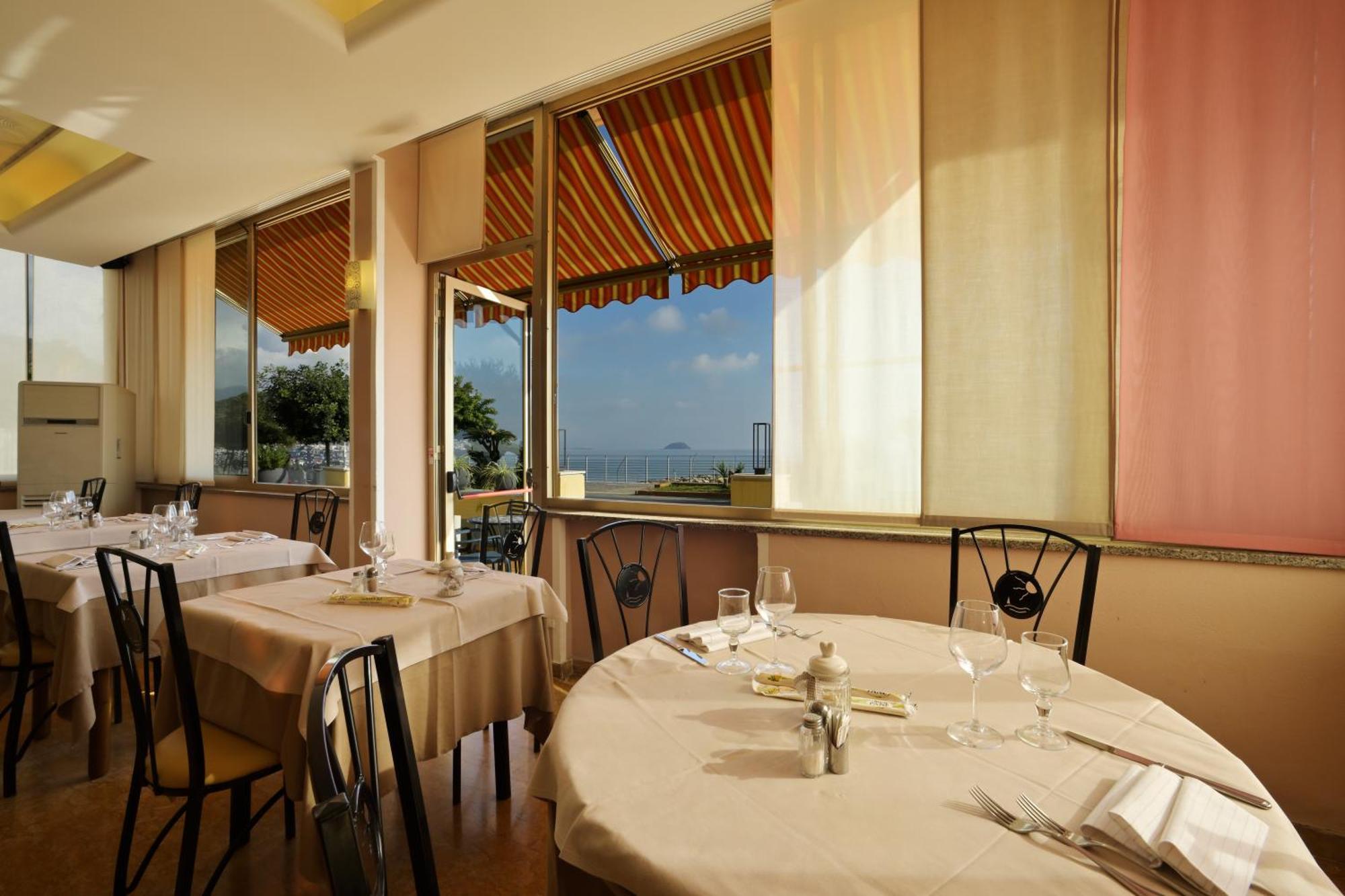 Hotel Delfino Laigueglia Eksteriør billede
