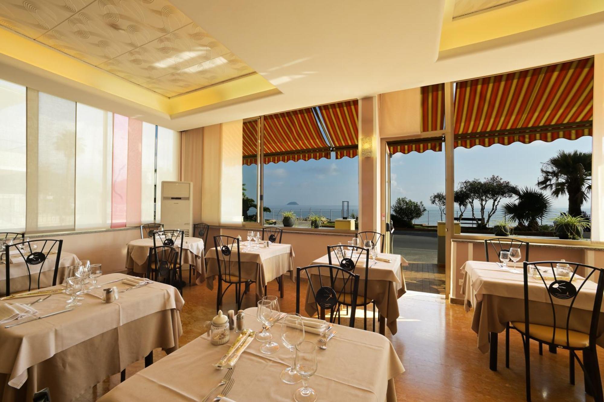 Hotel Delfino Laigueglia Eksteriør billede