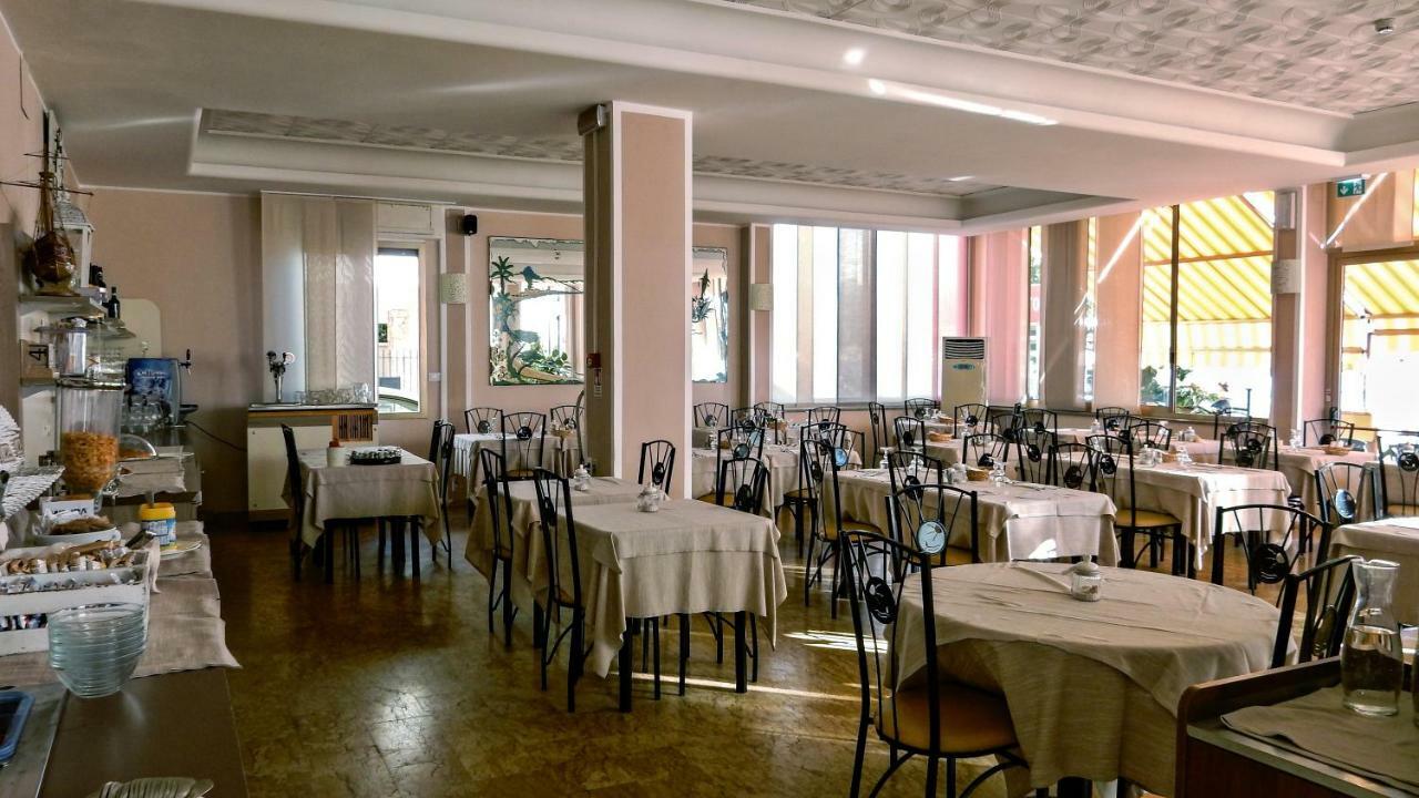 Hotel Delfino Laigueglia Eksteriør billede